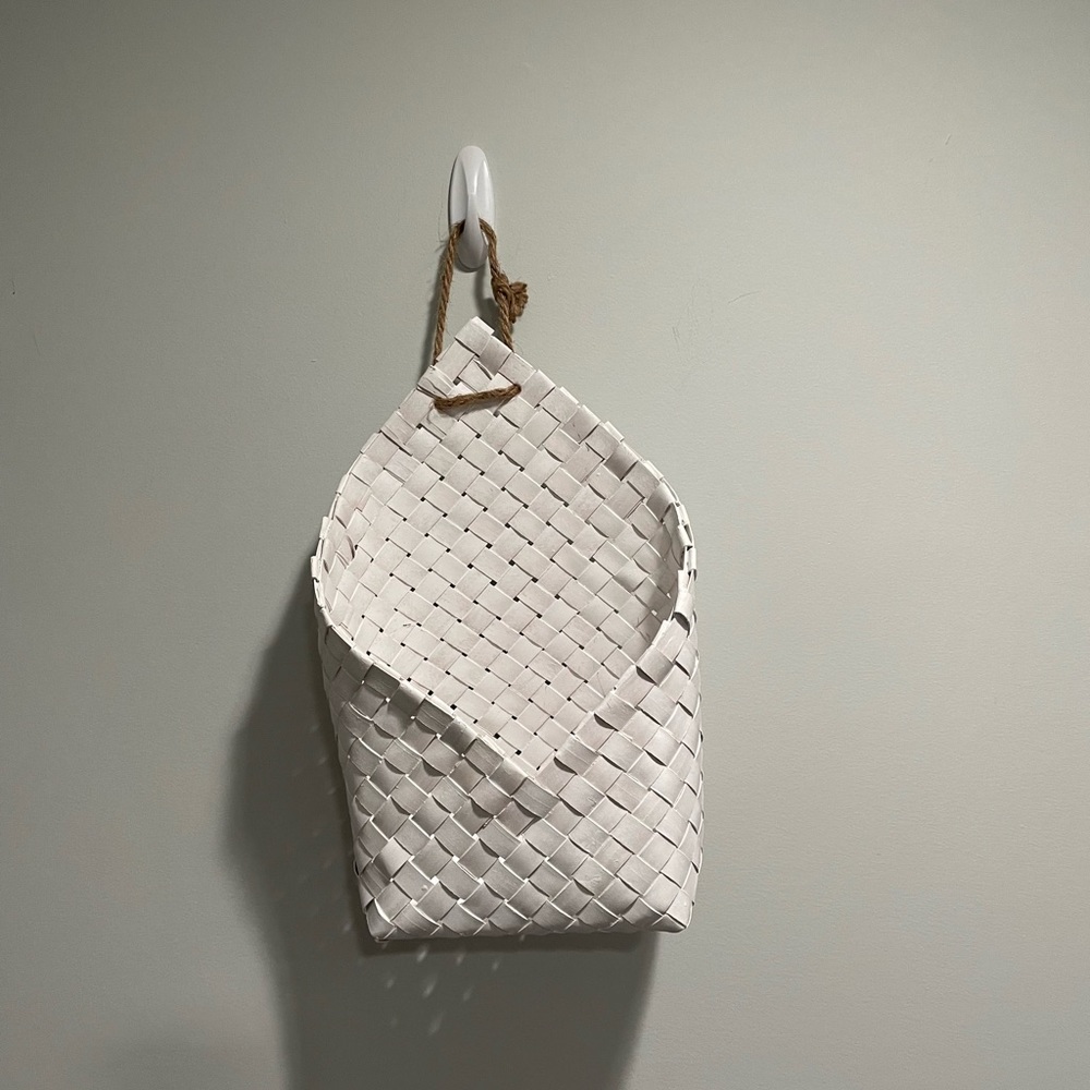 {SHEIN} Hanging white woven basket